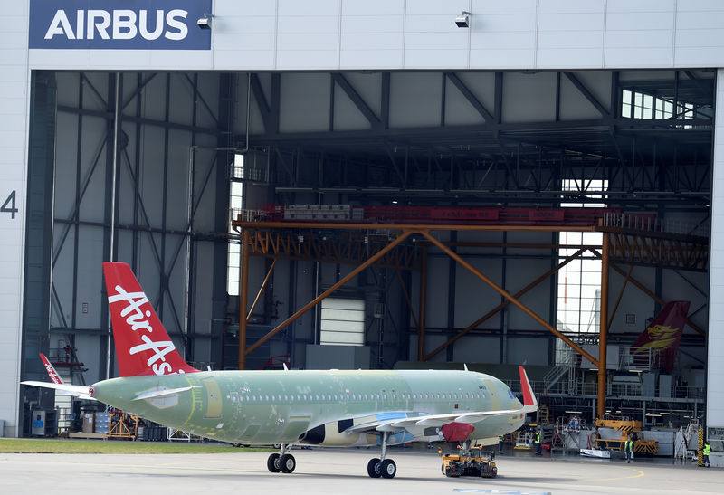 © Reuters. Avião da Airbus sendo movido para unidade de produção da empresa em Hamburgo