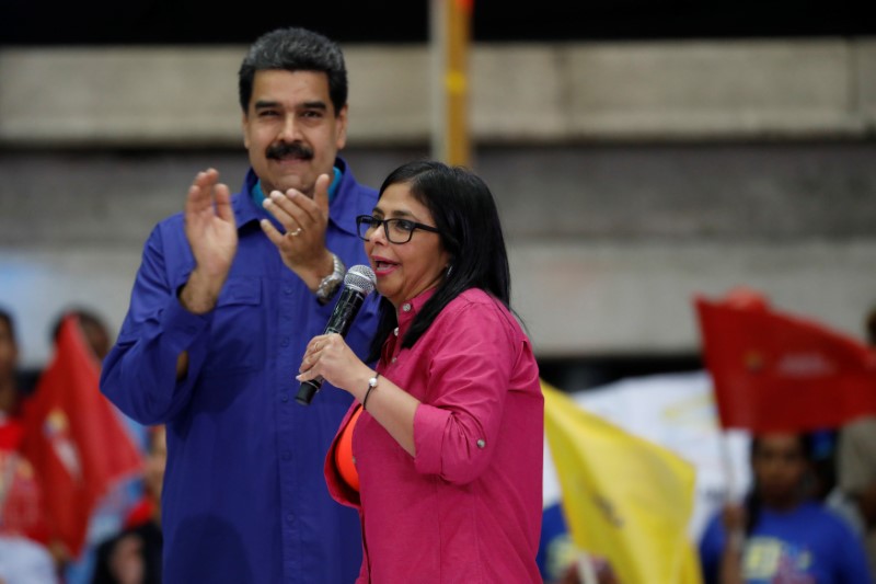 © Reuters. Maduro e Delcy Rodríguez durante evento em Caracas