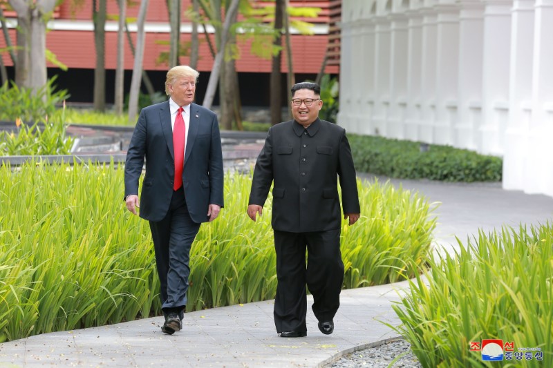 © Reuters. Trump e Kim Jong Un caminham em Cingapura