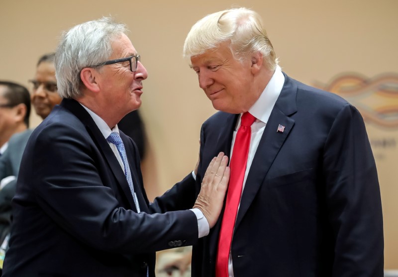 © Reuters. ترامب يقول لرئيس المفوضية الأوروبية يونكر "أنت قاتل وحشي"