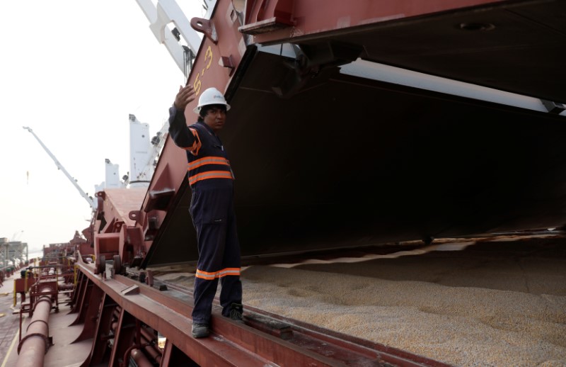© Reuters. An employee atop a vessel Western Tosca carrying corn imported from the United States is pictured in the terminal port of Portimex in Tuxpan