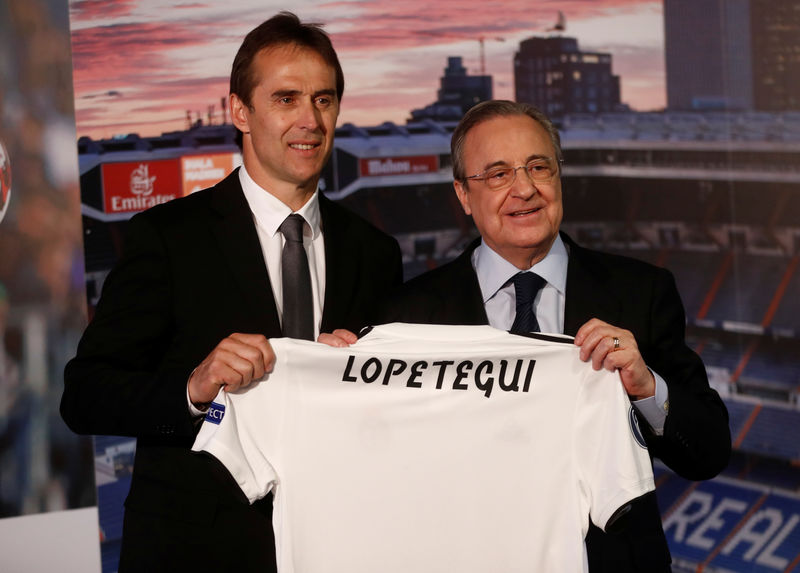 © Reuters. El nuevo entrenador del Real Madrid, Julen Lopetegui (a la izquierda) posa durante su presentación junto al presidente del club, Florentino Pérez