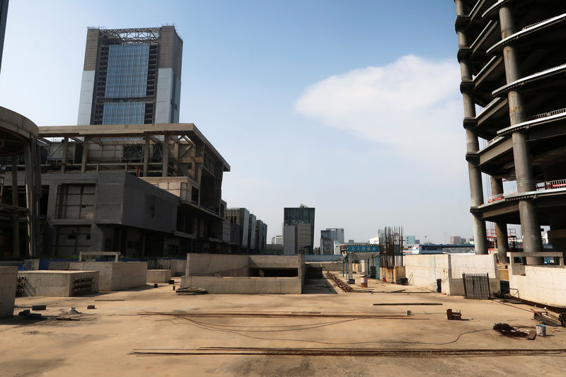 © Reuters. The construction site surrounding the Goldin Finance 117 skyscraper lies dormant in Tianjin's high-tech zone