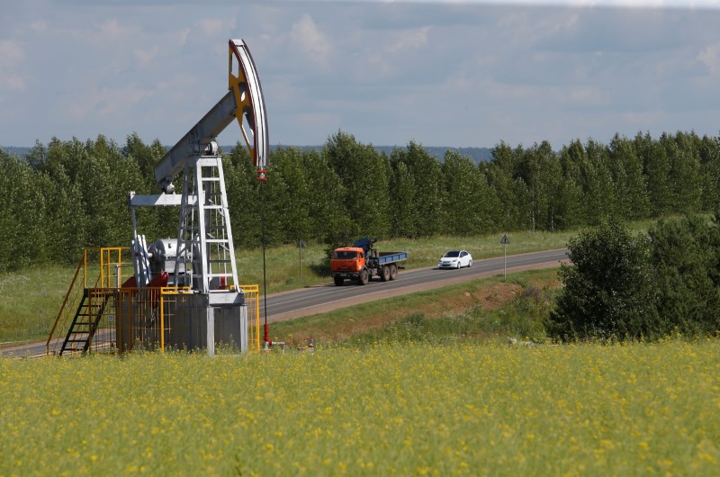 © Reuters. Cars drive past a pump jack at the Ashalchinskoye oil field owned by Russia's oil producer Tatneft near Almetyevsk, in the Republic of Tatarstan