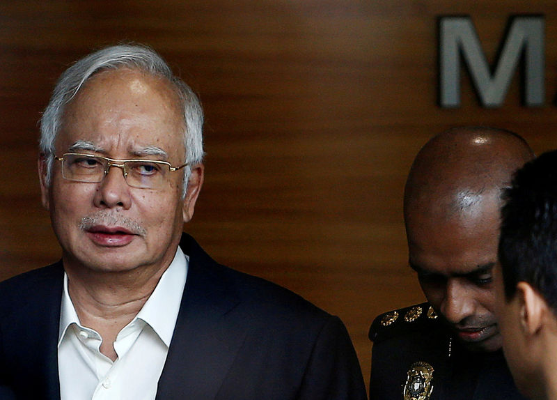 © Reuters. FILE PHOTO: Malaysia's former prime minister Najib Razak arrives to give a statement to the Malaysian Anti-Corruption Commission (MACC) in Putrajaya