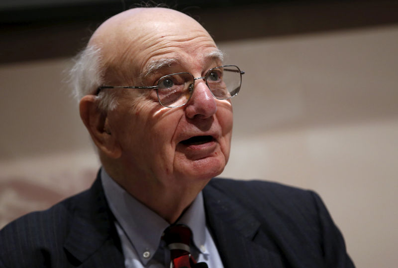 © Reuters. FILE PHOTO: Former U.S. Federal Reserve Board Chairman Paul A. Volcker speaks at a news conference in New York