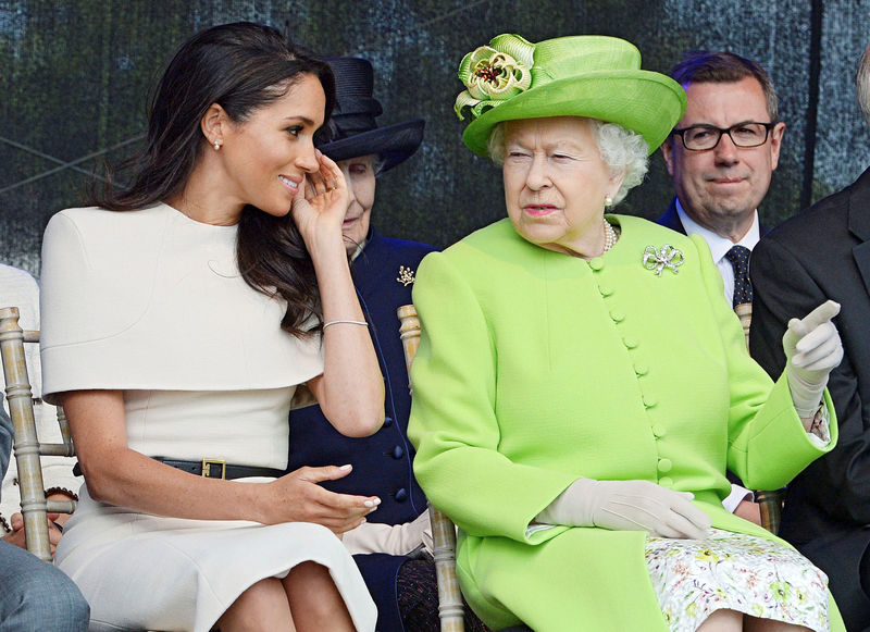 © Reuters. la reina Isabel (a la derecha en la imagen) y Meghan, la duquesa de Sussex, en una ceremonia en Runcorn, Inglaterra