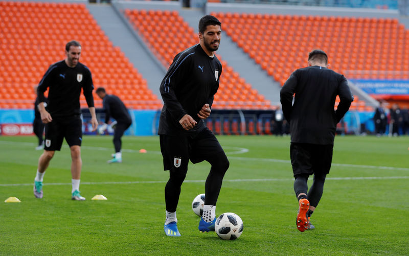 © Reuters. La selección de Uruguay entrena previo a su debut en la Copa del Mundo, Ekaterinburg Arena, Yekaterinburg, Russia