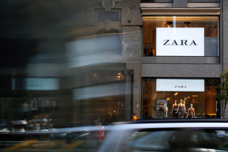© Reuters. FILE PHOTO: Cars pass in front of Zara store  in Madrid