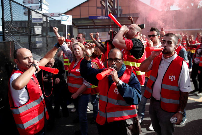 © Reuters. نقابة عمالية في فرنسا تتعهد بمواصلة إضرابات السكك الحديدية