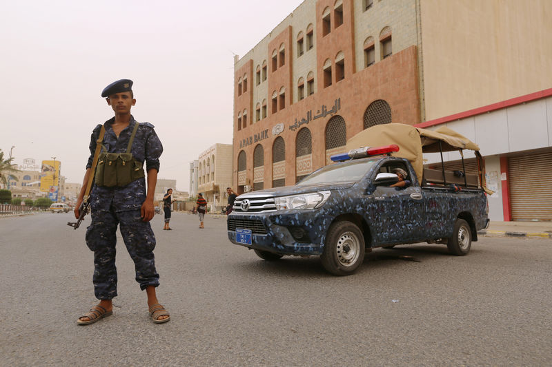 © Reuters. فرنسا تدرس عملية لإزالة الألغام في الحديدة