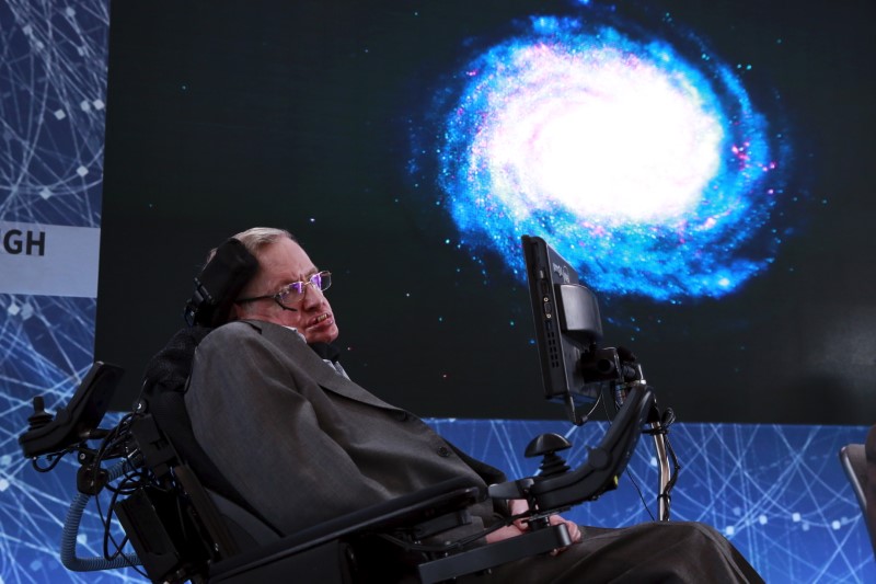© Reuters. La voz de Stephen Hawking se transmitirá al espacio como despedida final