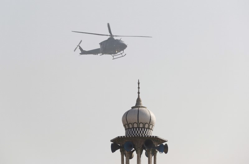 © Reuters. Helicóptero militar sobrevoa mesquista durante operação no Paquistão