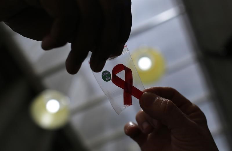 © Reuters. Científicos dicen que una investigación apunta a un anticuerpo universal contra el VIH
