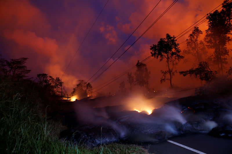 © Reuters. Gases de lava do vulcão Kilauea cruza rodovia de Pahoa, no Havaí