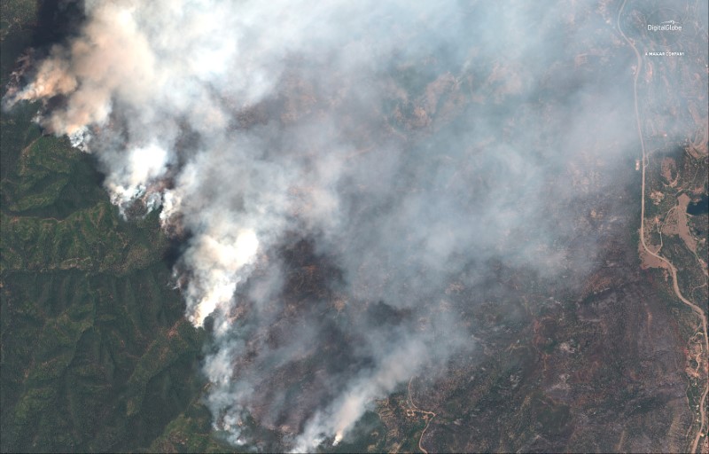 © Reuters. فرق مكافحة الحرائق تواجه أجواء عاصفة وحارة في حرائق غابات بأمريكا