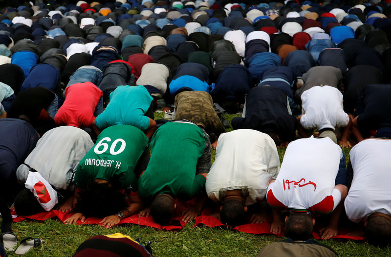 © Reuters. مشجعو كرة القدم المسلمون يحتفلون بعيد الفطر في روسيا