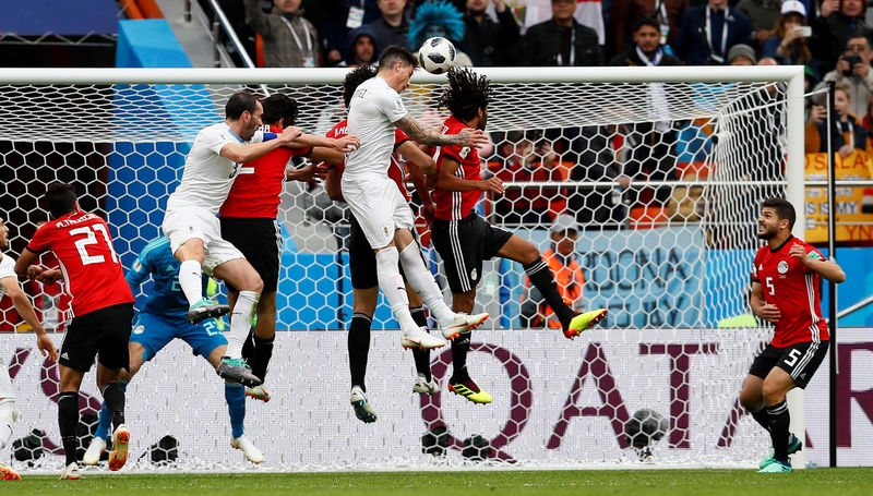 © Reuters. Uruguay vence 1-0 a Egipto con un agónico gol de Giménez en su debut mundialista