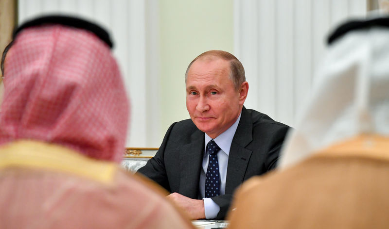 © Reuters. Russian President Vladimir Putin attends a meeting with Saudi Crown Prince Mohammed bin Salman at the Kremlin in Moscow
