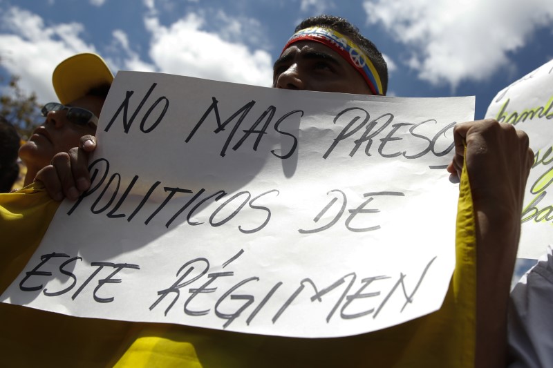 © Reuters. Manifestante de oposição protesta contra prisões na Venezuela