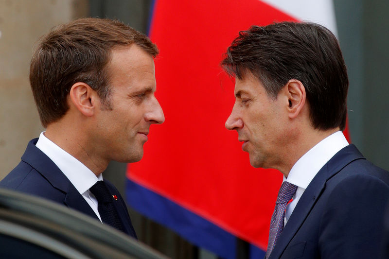 © Reuters. MACRON ET CONTE SCELLENT LEUR "ENTENTE PARFAITE" À PARIS