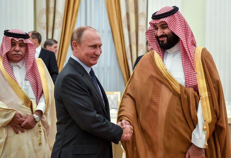 © Reuters. Russian President Vladimir Putin shakes hands with Saudi Crown Prince Mohammed bin Salman during their meeting at the Kremlin in Moscow