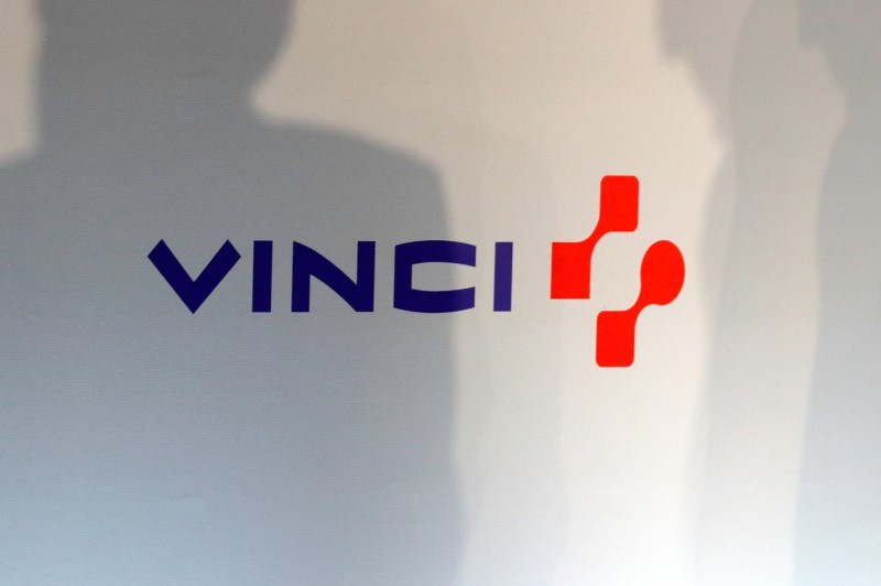 © Reuters. The logo of Vinci is pictured during the company's 2017 annual results presentation in Paris