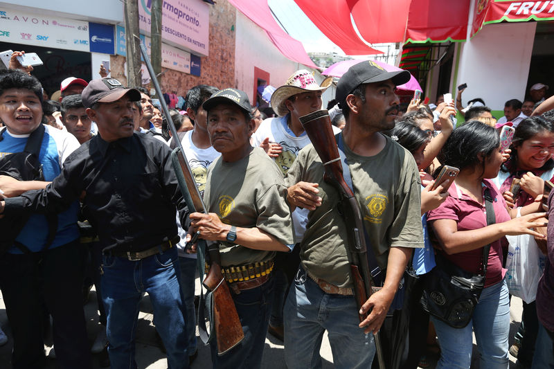 © Reuters. Seguranças armados durante campanha de candidato nas eleições do México