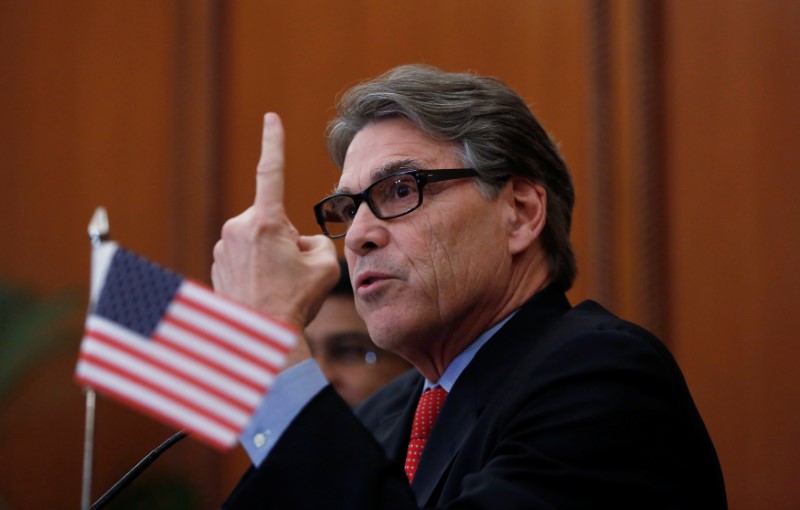 © Reuters. U.S. Secretary of Energy Rick Perry gestures during a news conference in New Delhi
