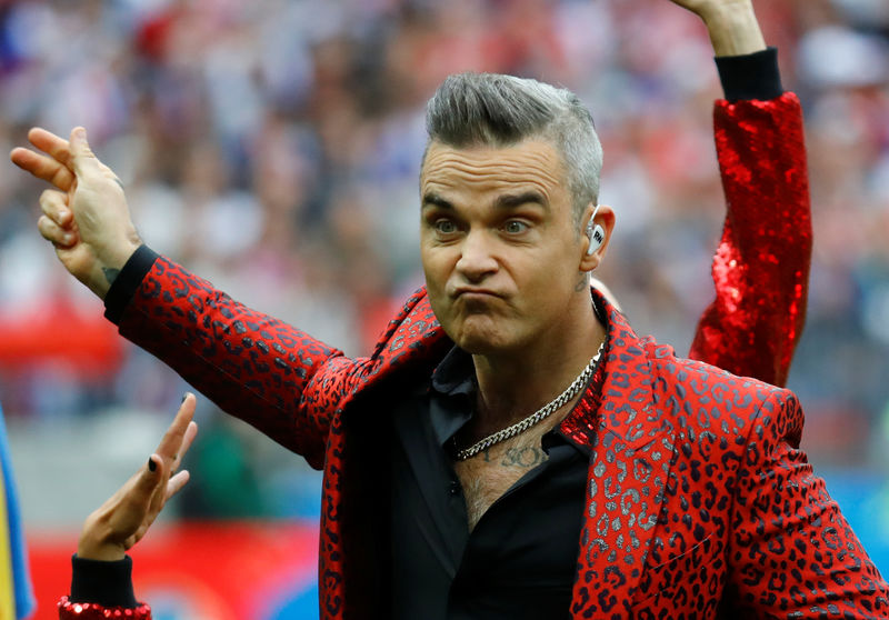 © Reuters. Robbie Williams durante cerimônia de abertura da Copa do Mundo