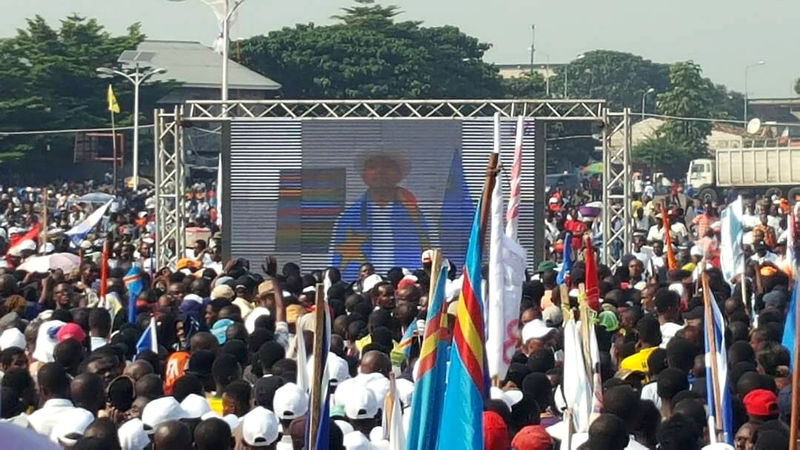 © Reuters. Supporters of Congolese exiled opposition leader Moise Katumbi gather to watch his address via a video link in Kinshasa