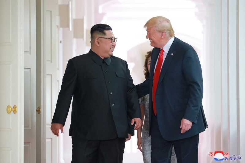 © Reuters. Trump caminha com Kim Jong Un em Cingapura