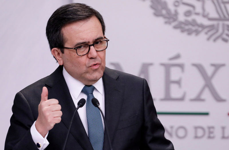 © Reuters. FILE PHOTO: Mexico's Economy Minister Guajardo speaks to the media in Mexico City