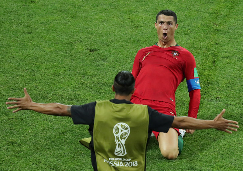 © Reuters. El delantero de la selección portuguesa de fútbol Cristiano Ronaldo celebra al convertir su segundo gol frente a España en su duelo por el grupo B de la Copa del Mundo de la FIFA en Sochi, Rusia