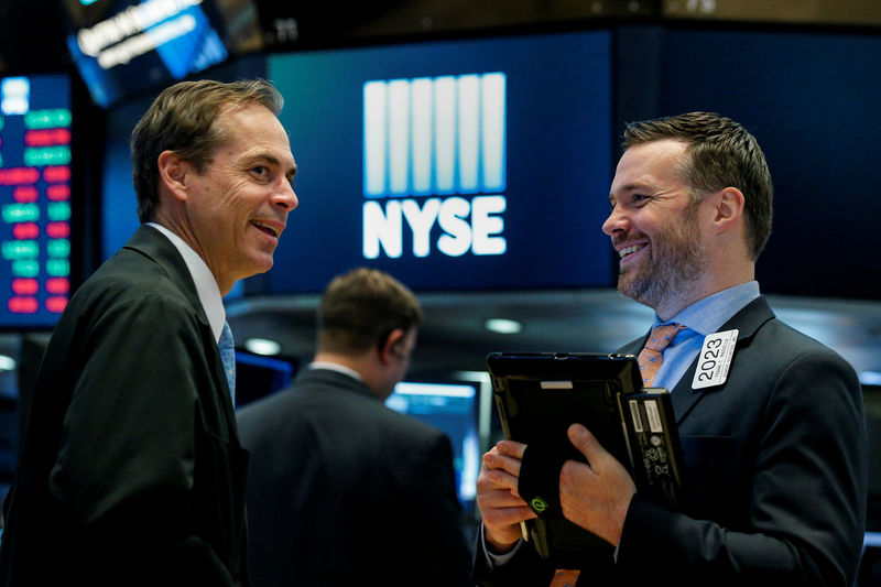 © Reuters. Traders work on the floor of the NYSE in New York