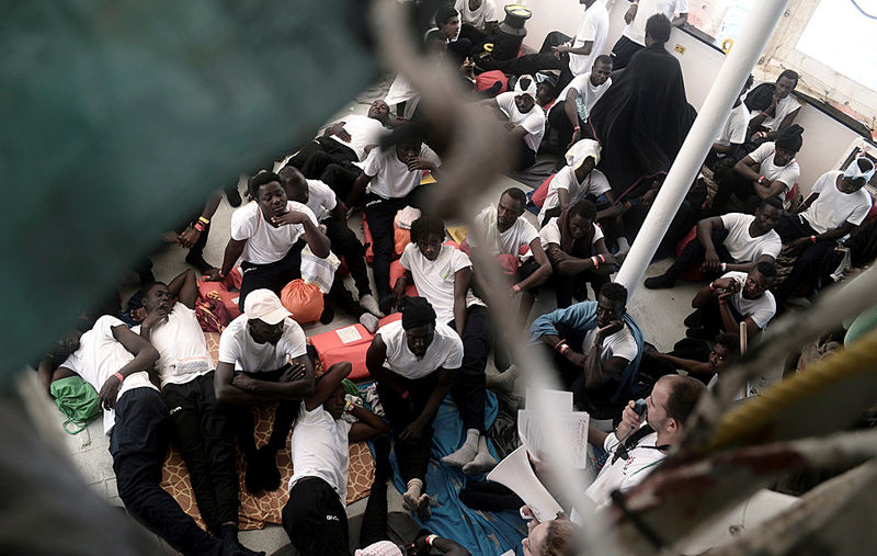 © Reuters. Imigrantes no deque do MV Aquarius no mar Mediterrâneo