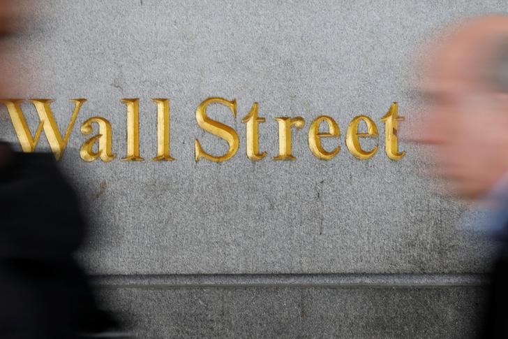 © Reuters. Pedestres caminham em Wall Street, perto da Bolsa de Valores de Nova York