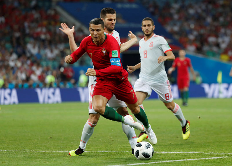 © Reuters. El delantero portugués Cristiano Ronaldo cae tras falta del defensa español Nacho en un partido por el grupo B del Mundial de Rusia.