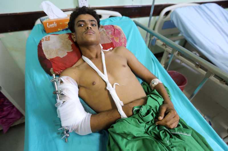 © Reuters. Man lies on a hospital bed after he was inured by clashes between government forces and Houthi fighters near Hodeidah