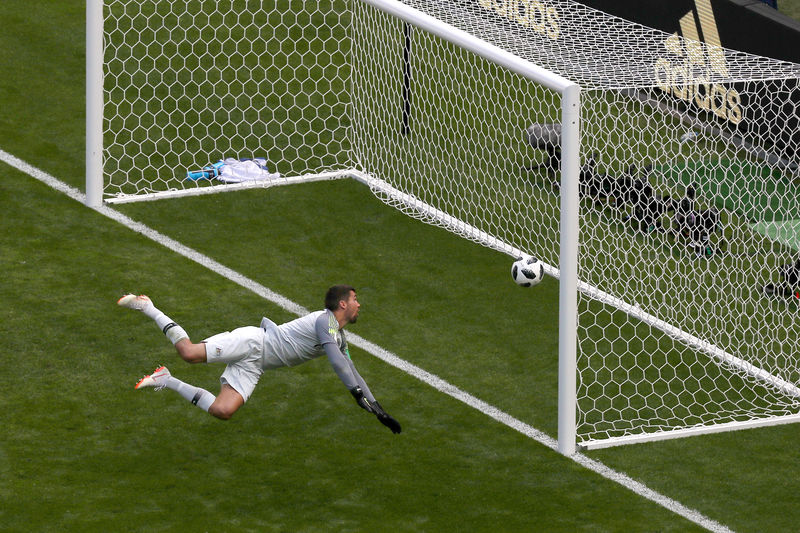 © Reuters. Pogba logra el 2-1 en victoria de Francia sobre Australia