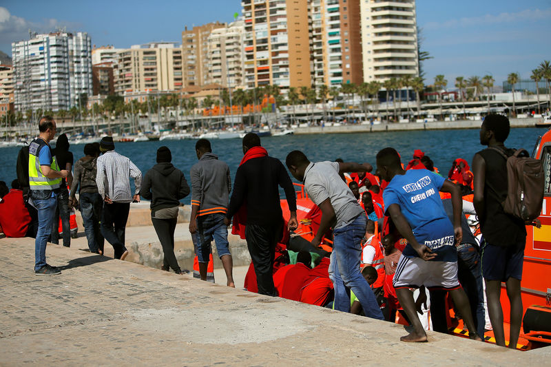 © Reuters. إسبانيا تنقذ أكثر من 900 مهاجر وتنتشل أربع جثث