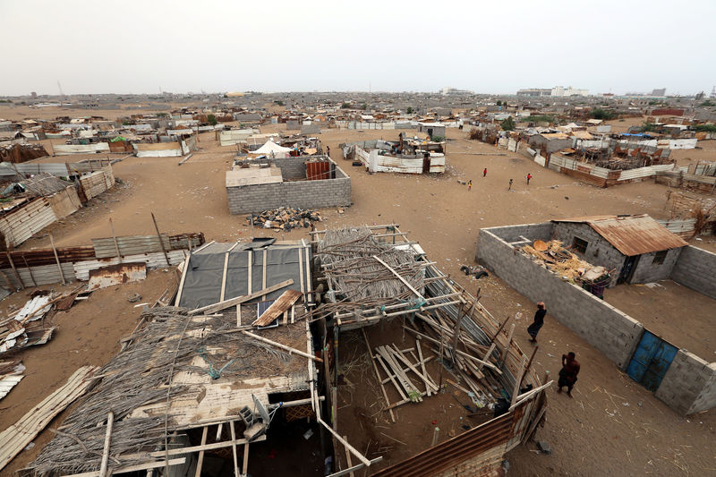 © Reuters. People walk in a shantytown near the port of Hodeidah