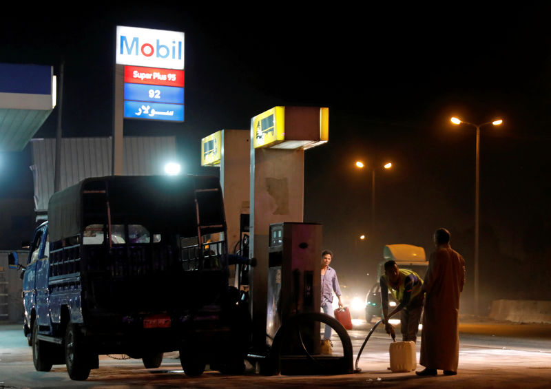 © Reuters. زيادة جديدة في أسعار الوقود تعكر فرحة المصريين بالعيد