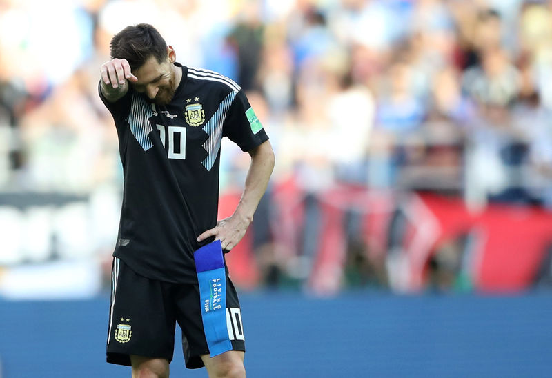 © Reuters. Messi desperdicia penalti y Argentina empata 1-1 con Islandia en debut Mundial