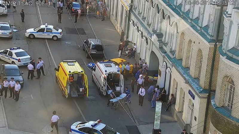 © Reuters. سيارة تصدم حشدا في موسكو بينهم مشجعون لكرة القدم وإصابة ثمانية