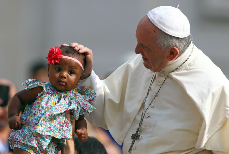 © Reuters. El Papa Francisco bendice a una niña durante una audiencia general en la Plaza de San Pedro en el Vaticano.