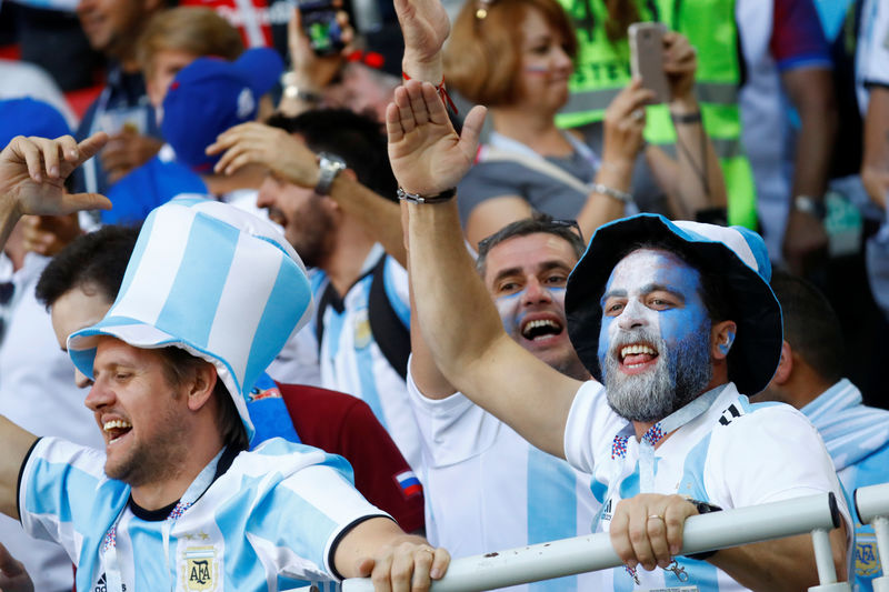© Reuters. Foto del sábado de un grupo de hinchas de Argentina en el estadio antes del partido de su selección ante Islandia