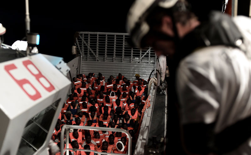 © Reuters. Grupo humanitario protesta por plan de Italia para llevar a inmigrantes en barco a España