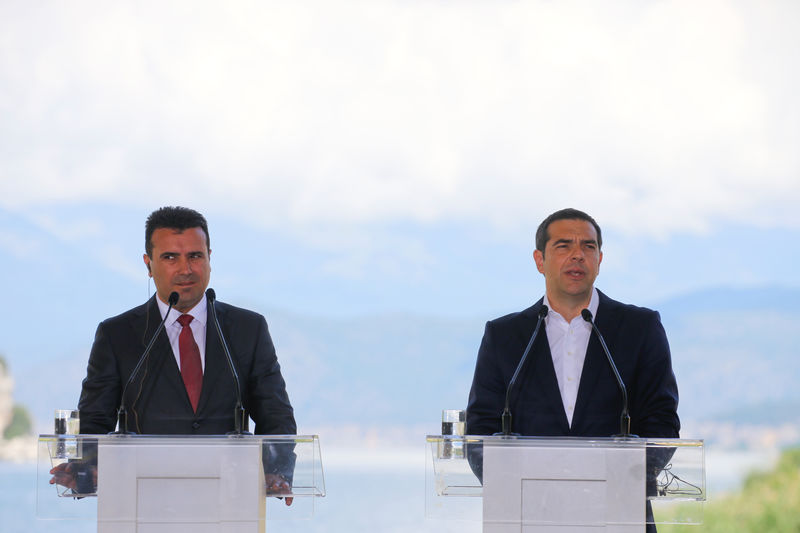 © Reuters. رئيسا وزراء اليونان ومقدونيا يصلان لحضور توقيع اتفاق