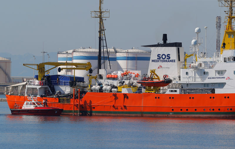 © Reuters. سفينة إنقاذ المهاجرين أكواريوس تصل إسبانيا